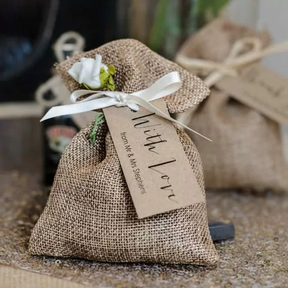 Elegantné darčeky pre svadobných hostí ktoré ocenia