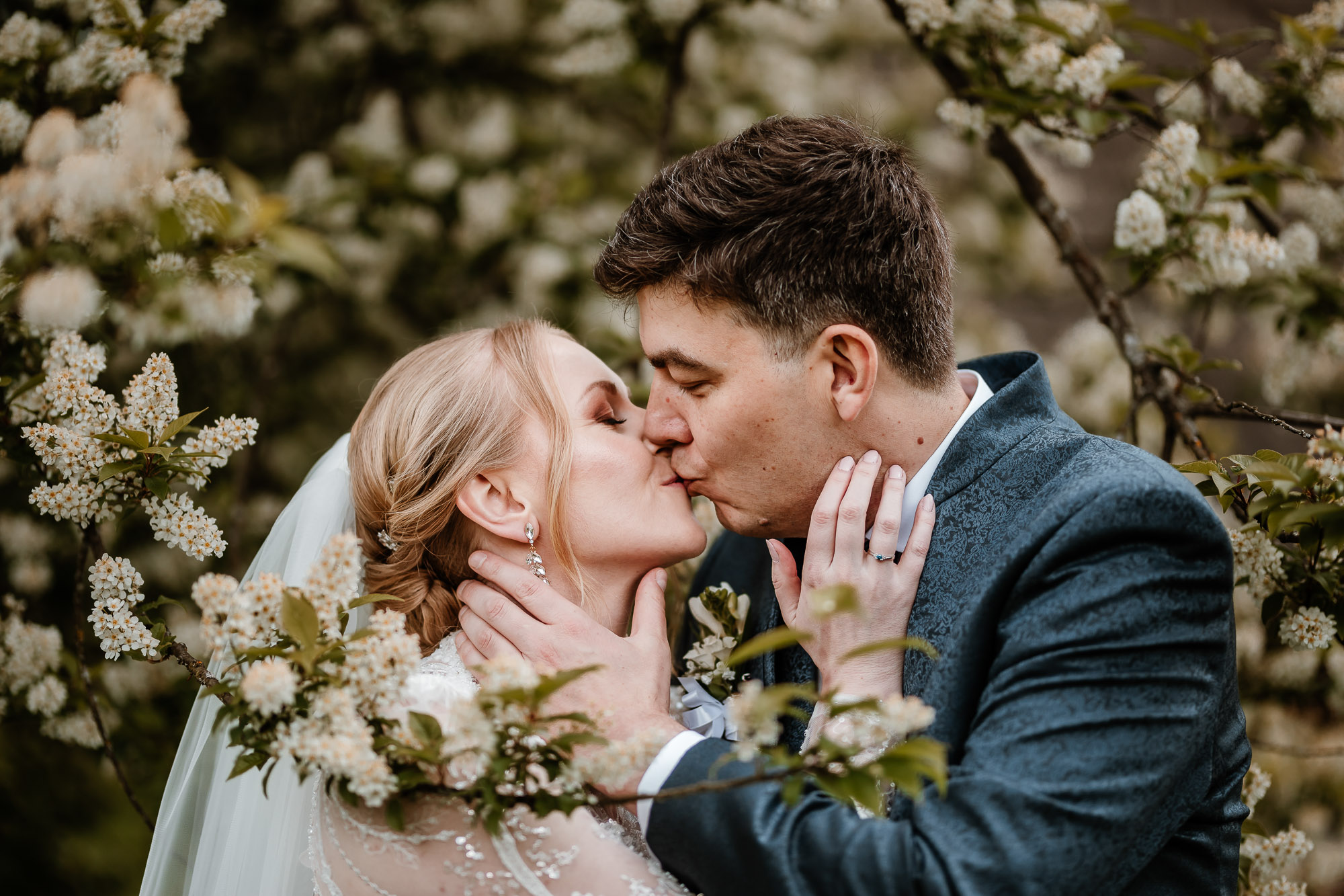 Róbert & Janka zamilovaná fotografia uprostred rozkvitnutej prírody