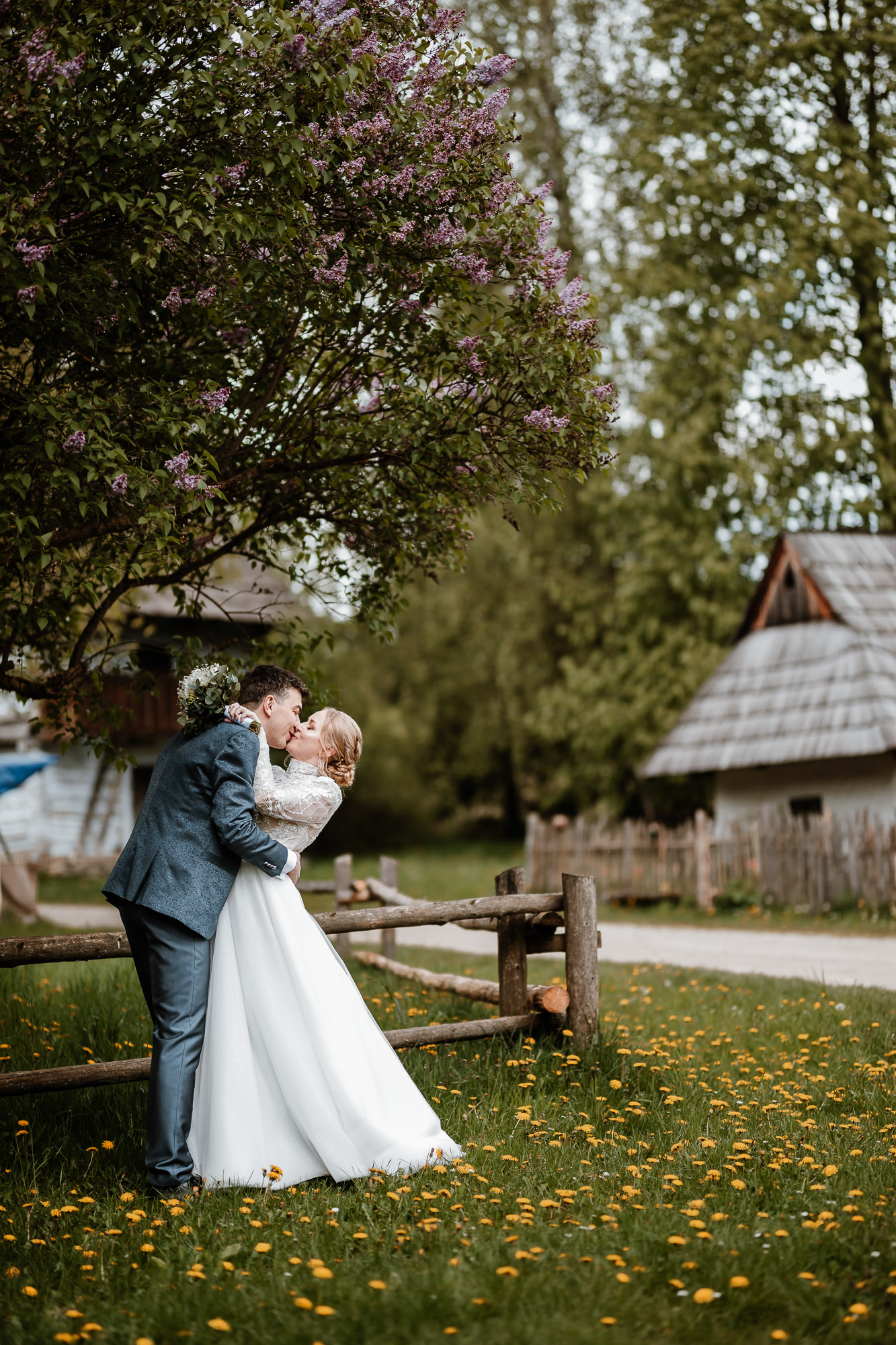 Róbert & Janka dedinské pozadie, rozkvitnutá príroda