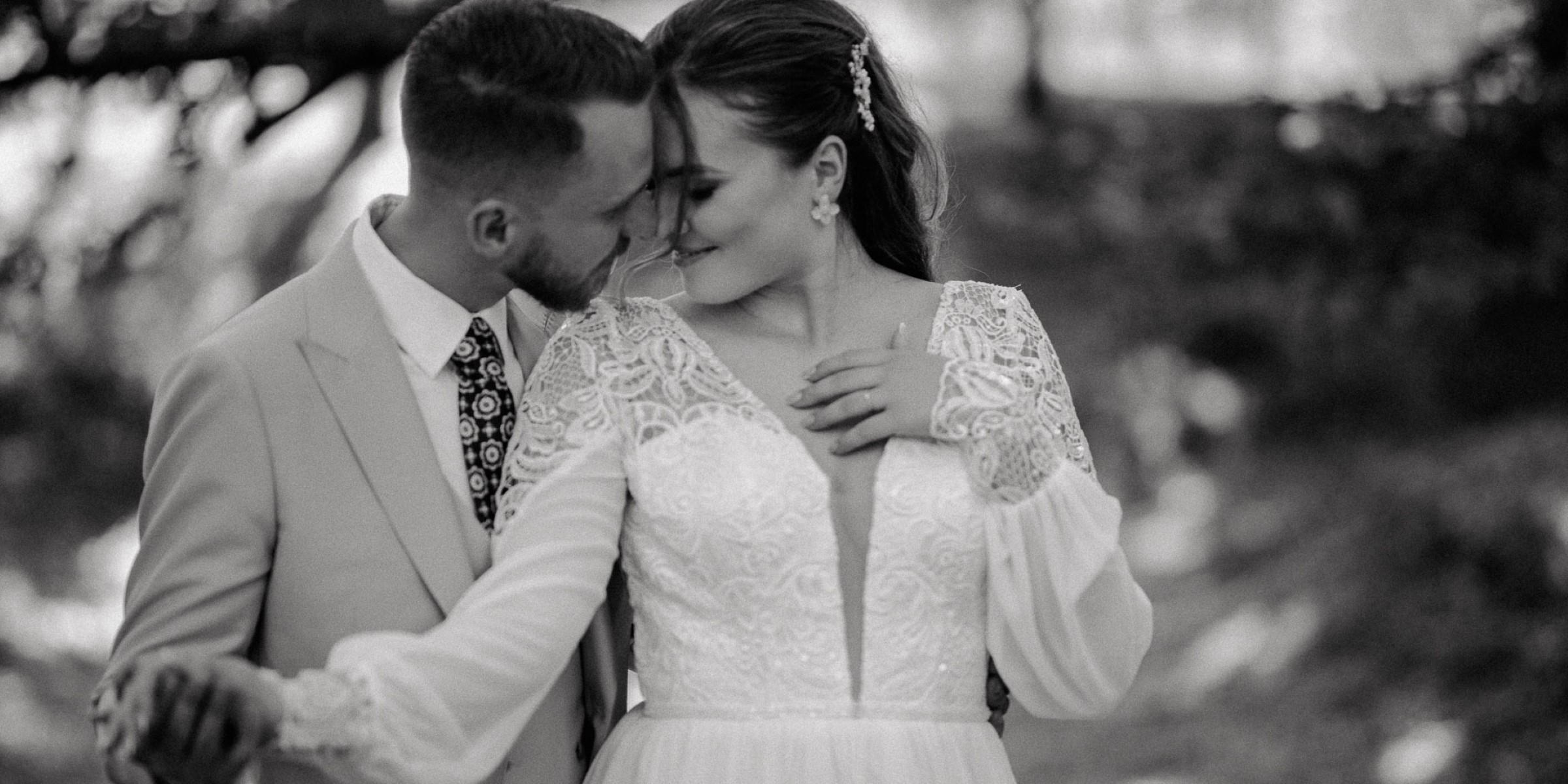 Detailné zábery svadobných šiat Zlatky & Erika v parku pri Hlohovci